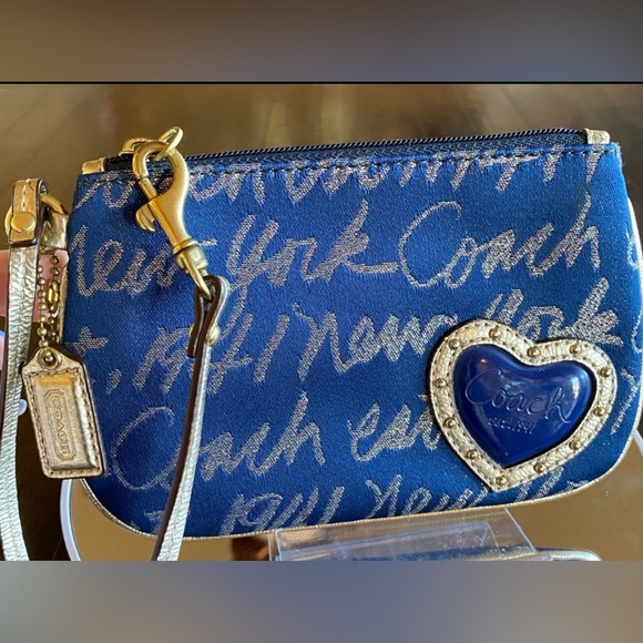 COACH 1941 NEW YORK LOVE HEART WRISTLET NAVY  & GOLD  METALLIC - Picture 2 of 5
